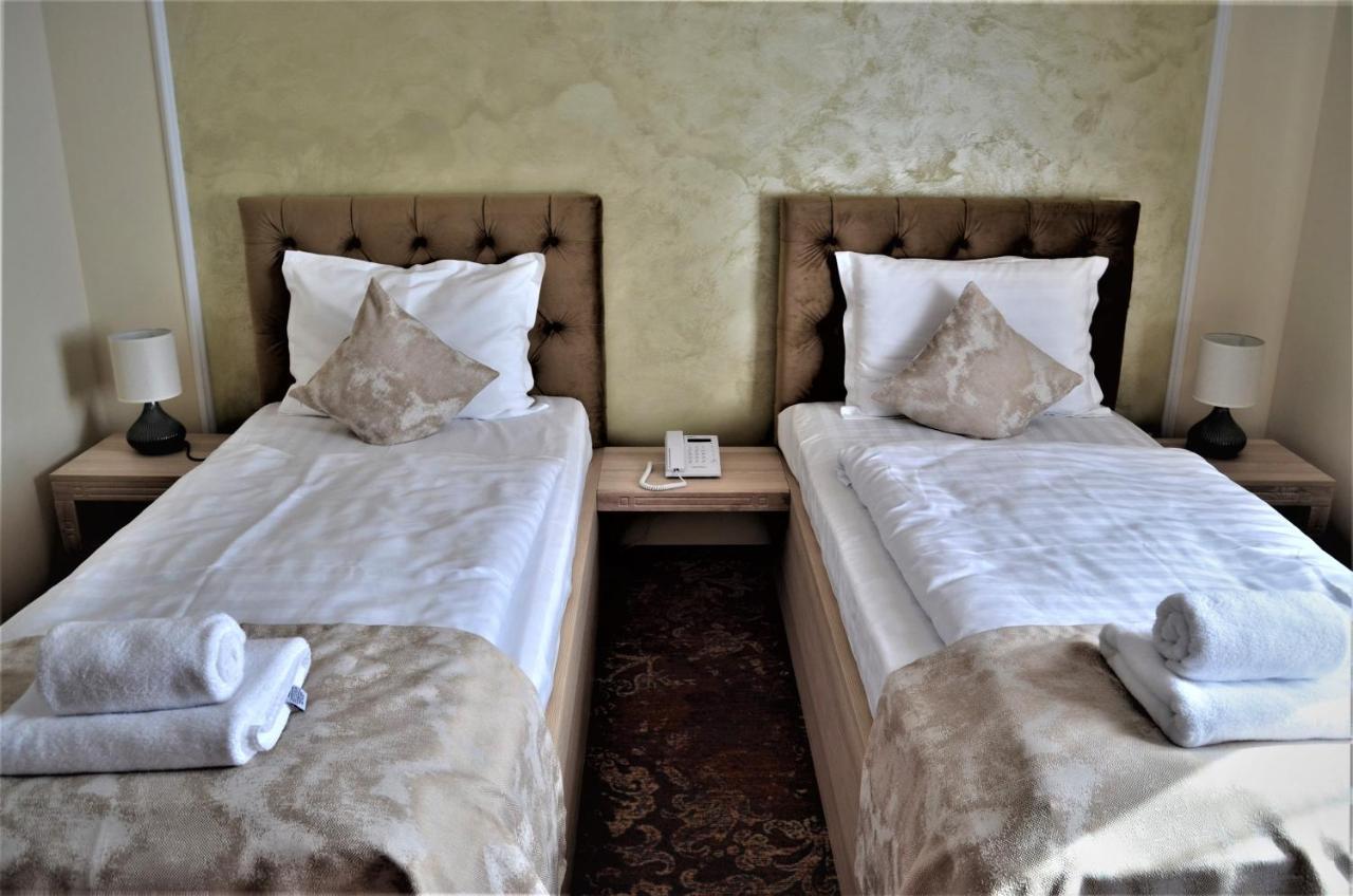 Pensiunea Romeo Resort ฟอคชานิ ภายนอก รูปภาพ
